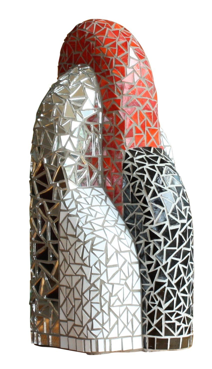 Abstracte metalen sculptuur met geometrische panelen in rood, zilver en zwart op een witte achtergrond.