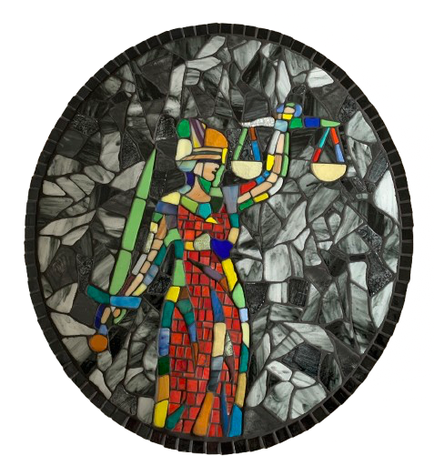 Kleurrijke glas-in-loodfiguur die een staf en een kom vasthoudt tegen een zwarte mozaïekachtergrond.