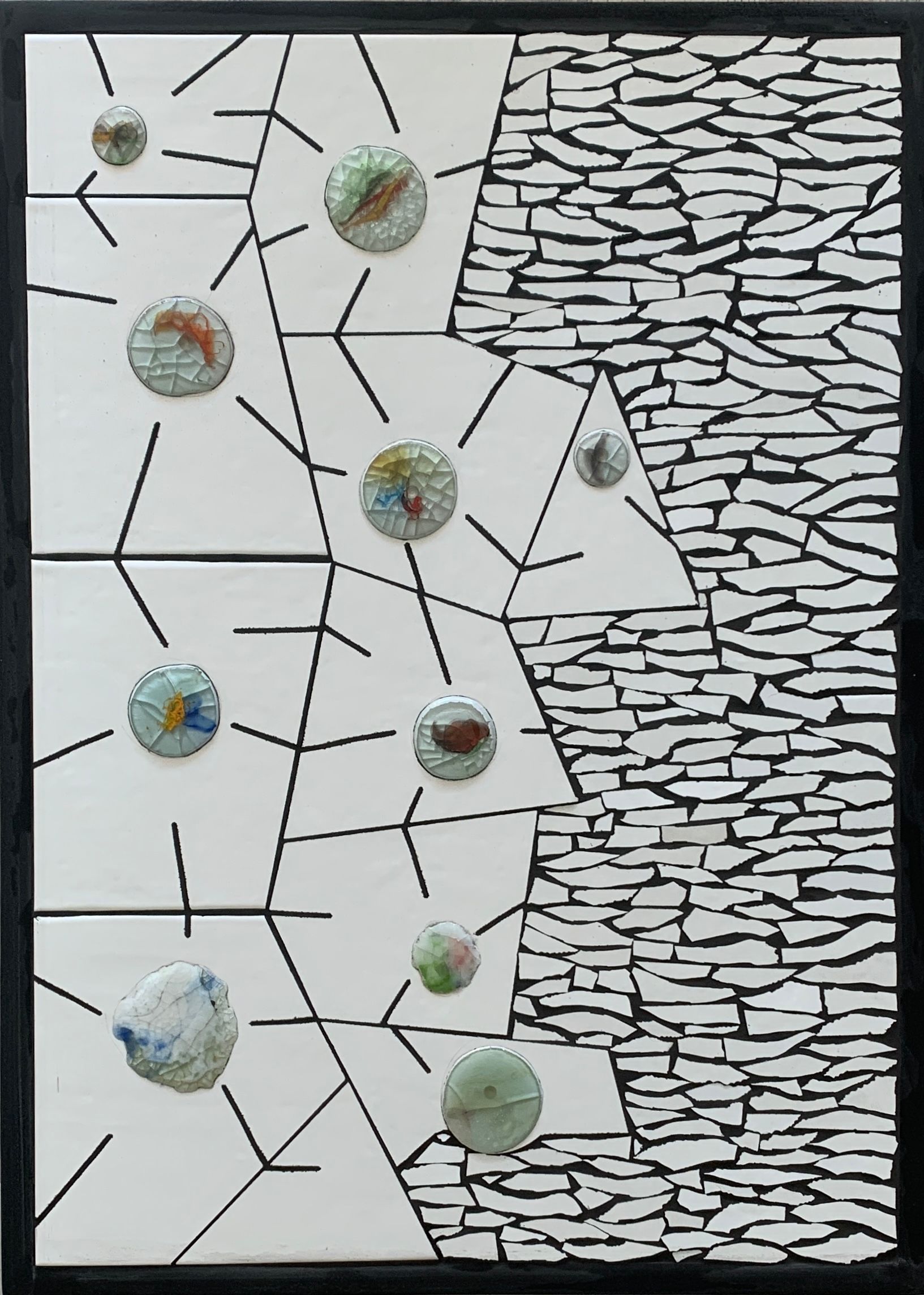 Abstracte mozaïek in gebarsten wit en zwart met kleine gekleurde ronde edelstenen eroverheen verspreid.