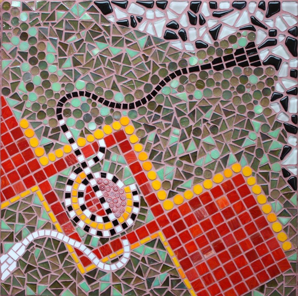 Kleurrijk mozaïek van abstracte rode vormen, gele zigzaglijnen en cirkelvormige patronen op een groengrijze achtergrond.