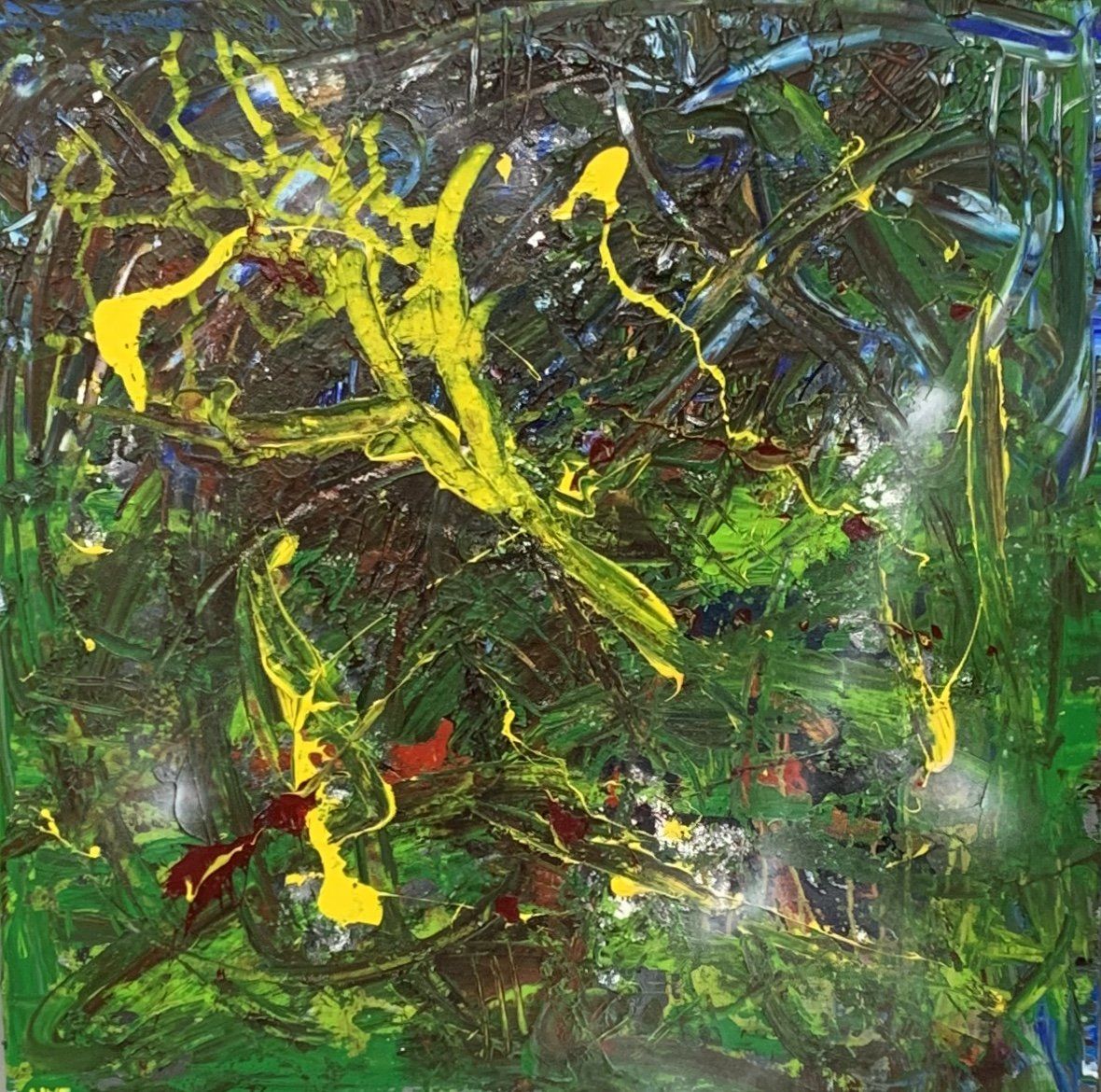 Abstract schilderij met heldere gele en groene spetters op een donkere, gestructureerde achtergrond.