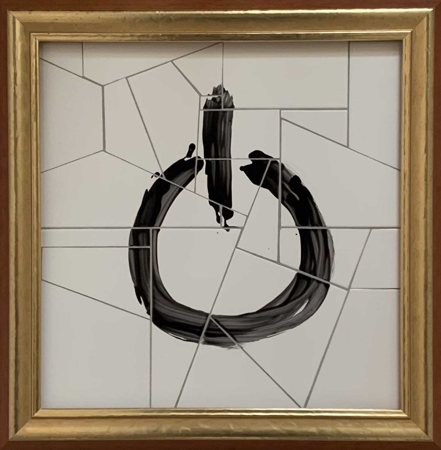 Ingelijst abstract kunstwerk met zwarte penseelstreken op wit canvas, bedekt met een patroon van gebroken glas.