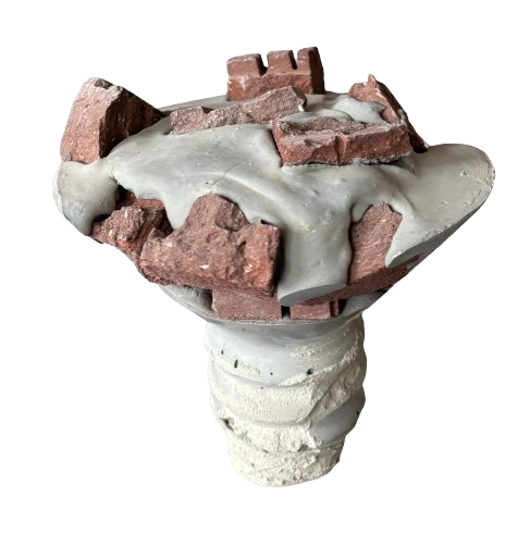 Gebroken roodbruin keramisch object bedekt met grijze lijm, gemonteerd op een witte schroefbasis.