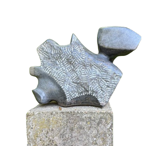 Abstracte stenen sculptuur met een gestructureerd oppervlak, op een vierkant voetstuk.