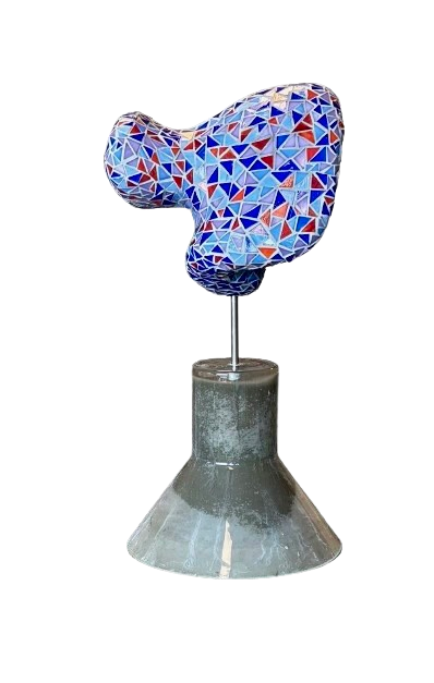 Abstracte blauw-rode mozaïeksculptuur op een metalen sokkel met een grijze voet.
