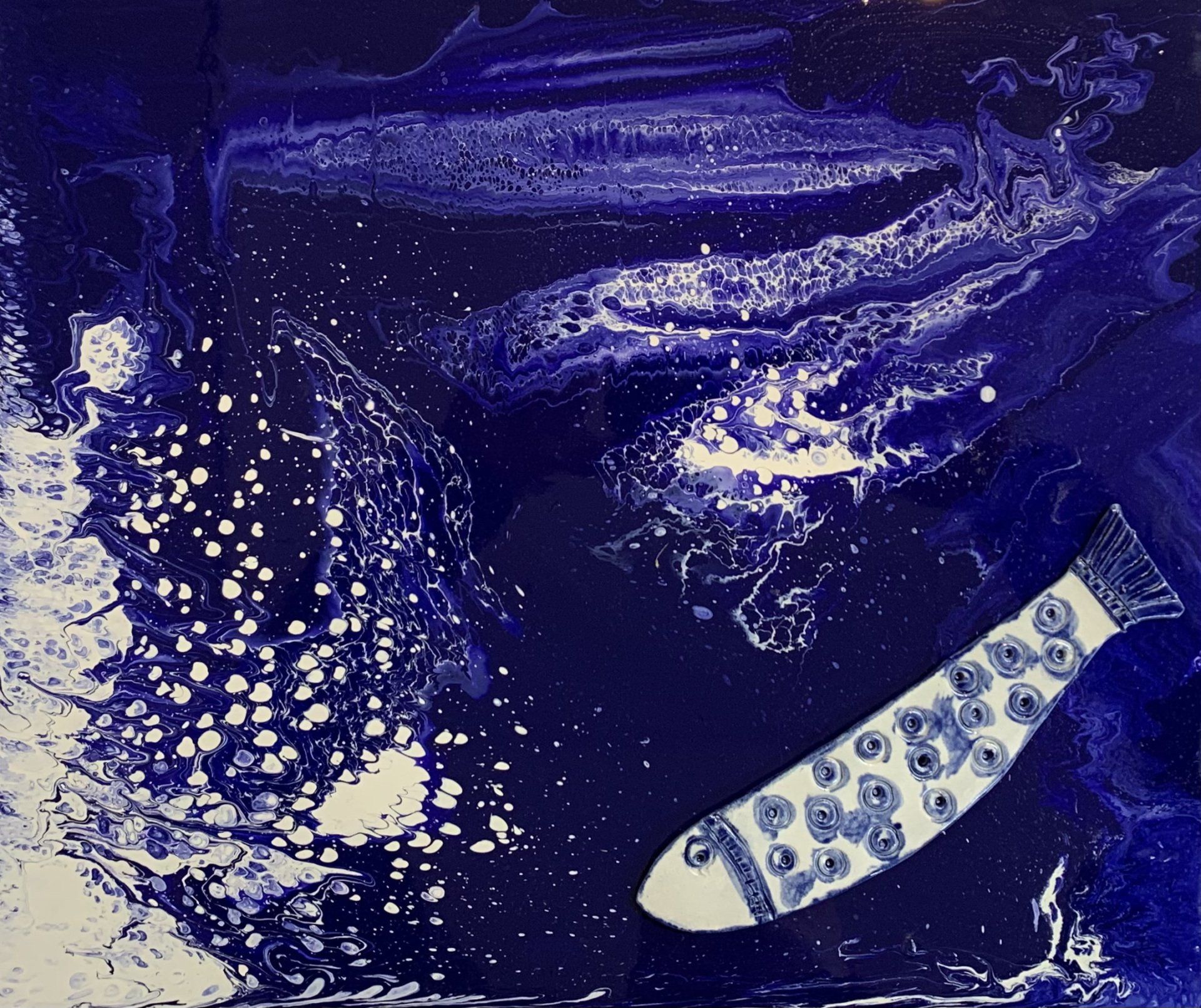 Een donkerblauwe abstracte scène met witte spikkels en een wit, patroonvormig object rechtsonder.
