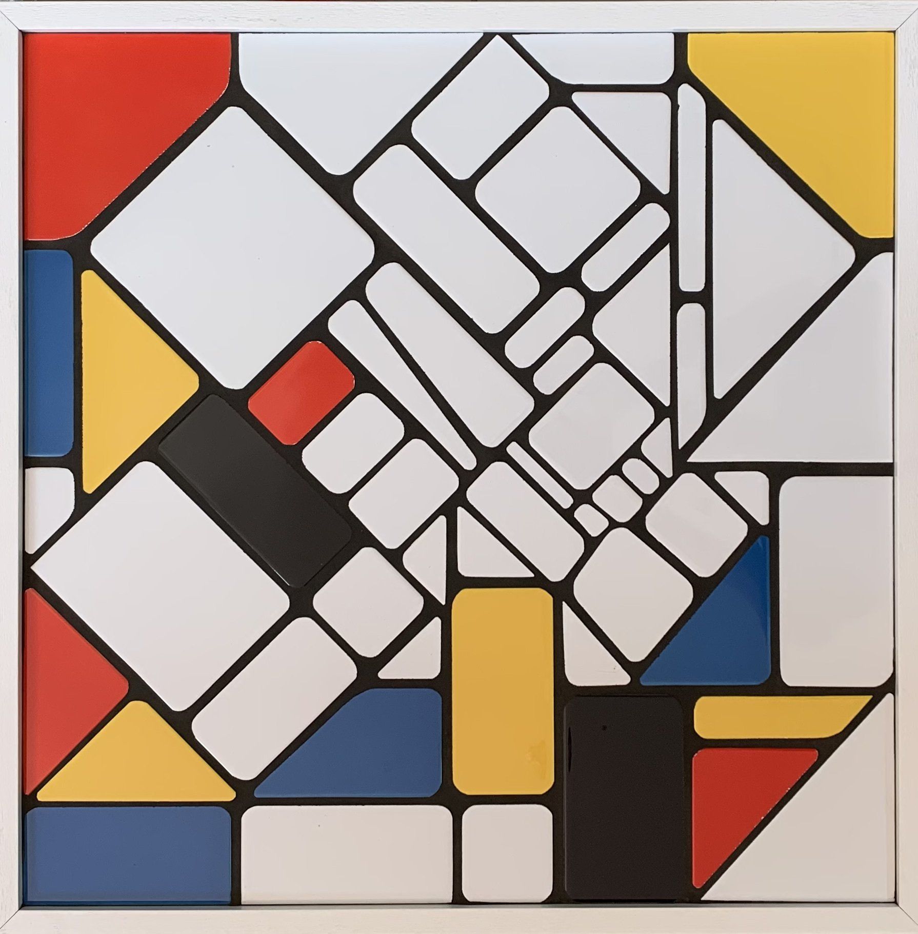 Abstracte geometrische mozaïek met zwart omlijnde vormen in rood, geel, blauw, wit en zwart.