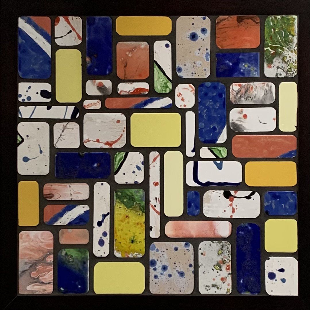 Abstracte mozaïek van kleurrijke afgeronde rechthoeken in blauw, geel, crème, roze en zwart.