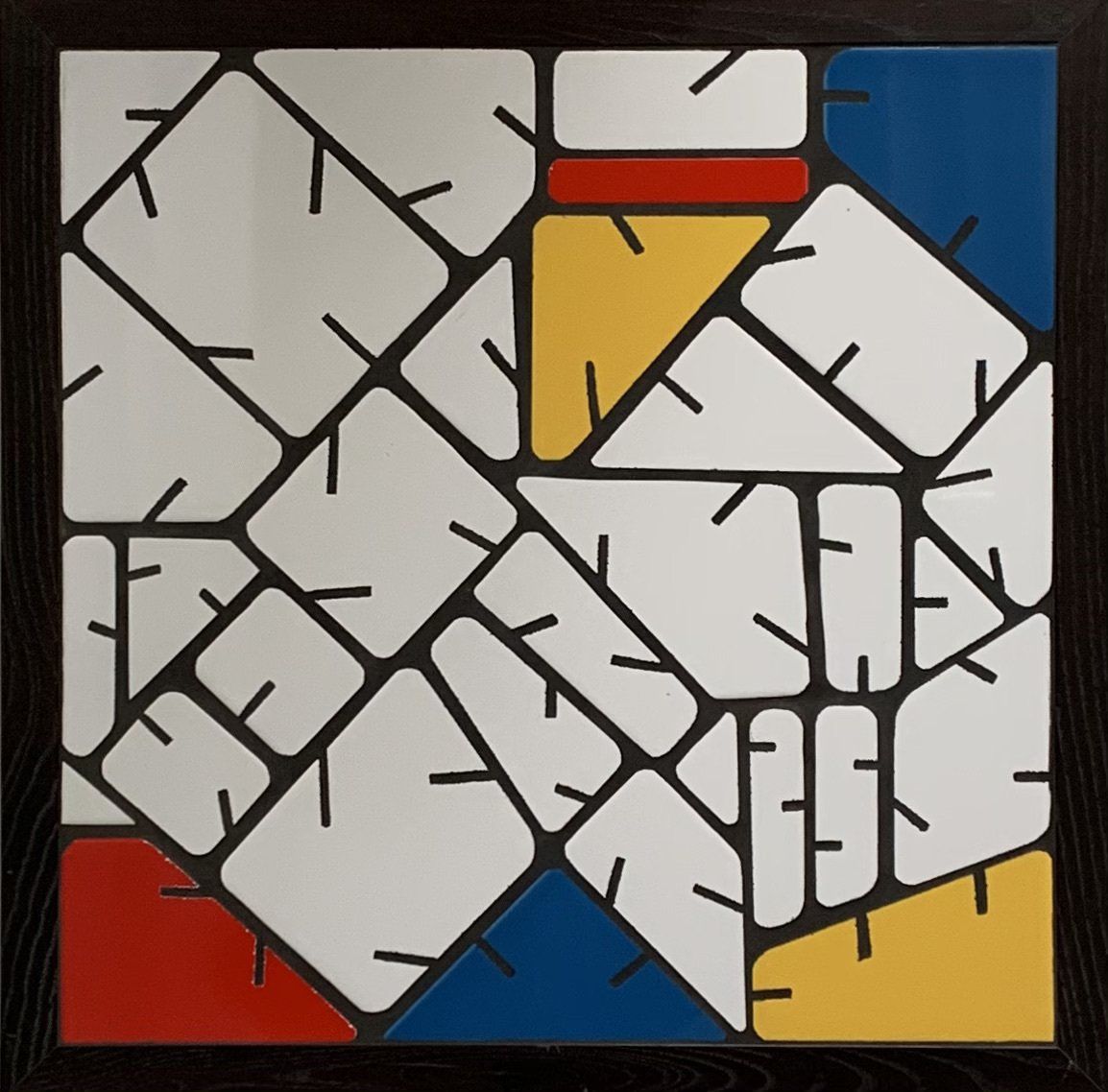 Abstract geometrisch kunstwerk met witte, zwarte, blauwe, rode en gele hoekige vormen.