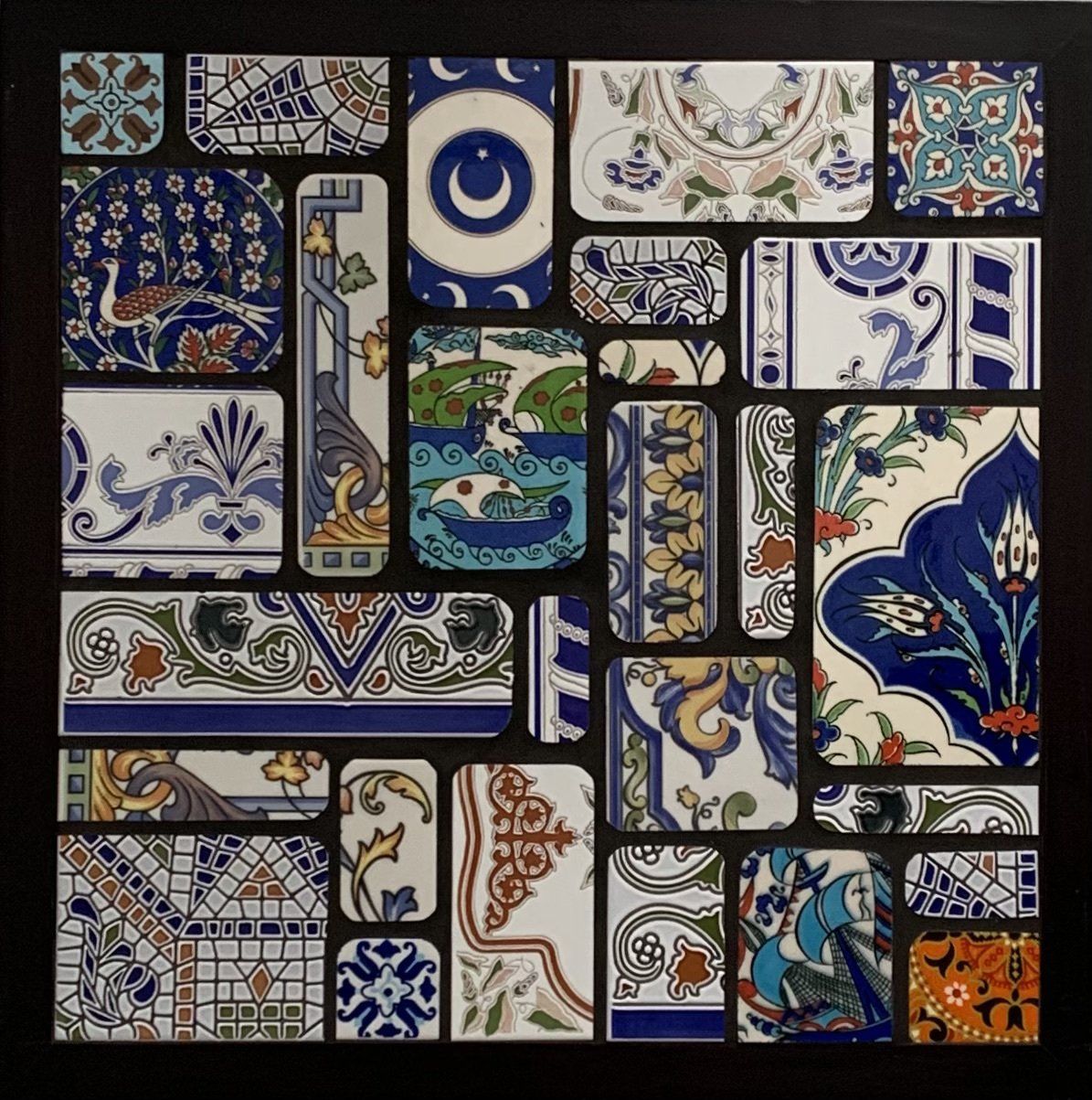Diverse decoratieve tegelpatronen in blauw, wit en meerdere kleuren, gerangschikt in een collage.