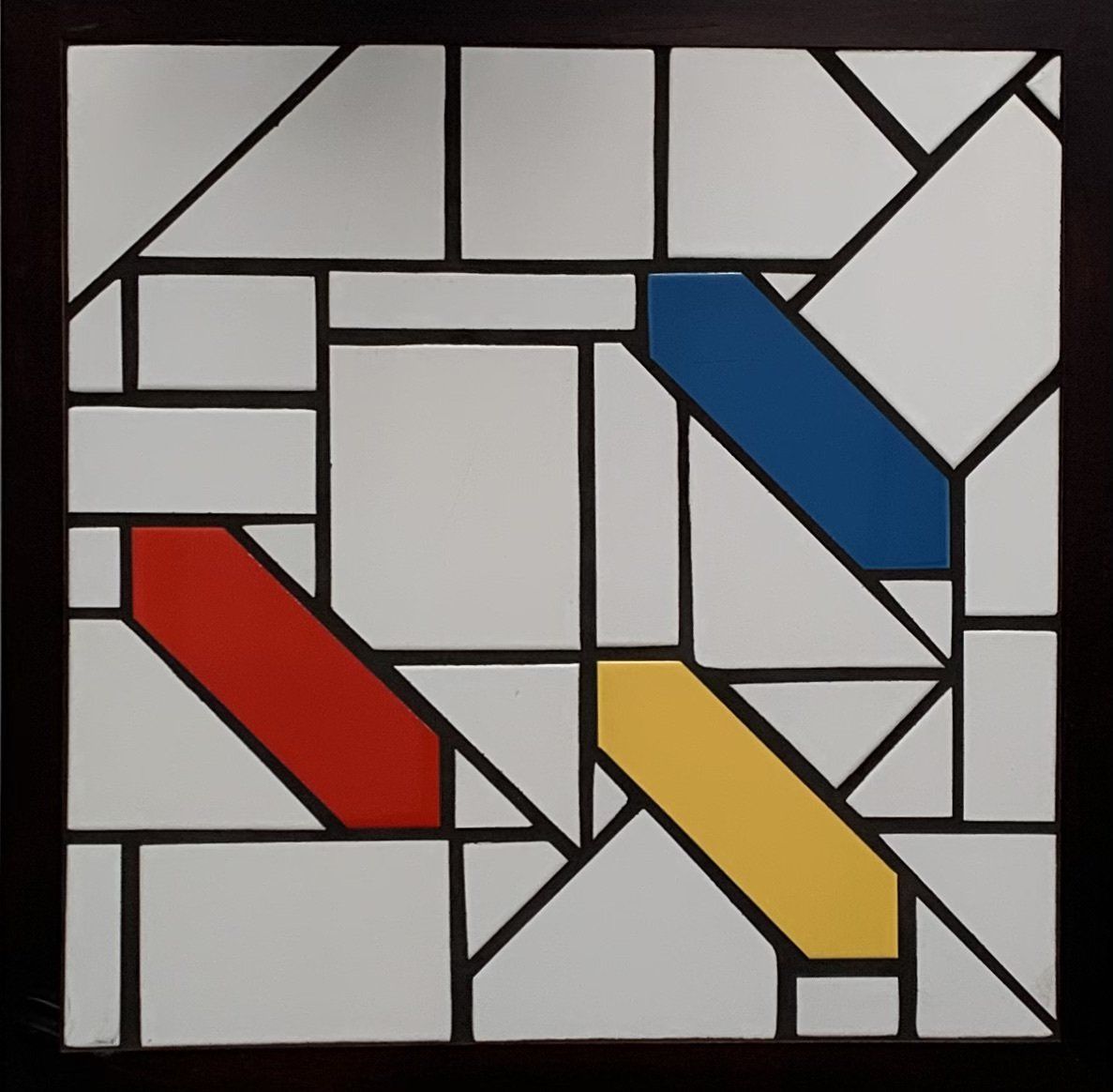 Abstracte geometrische mozaïek met zwarte lijnen en witte tegels, geaccentueerd door rode, blauwe en gele diagonale vormen.