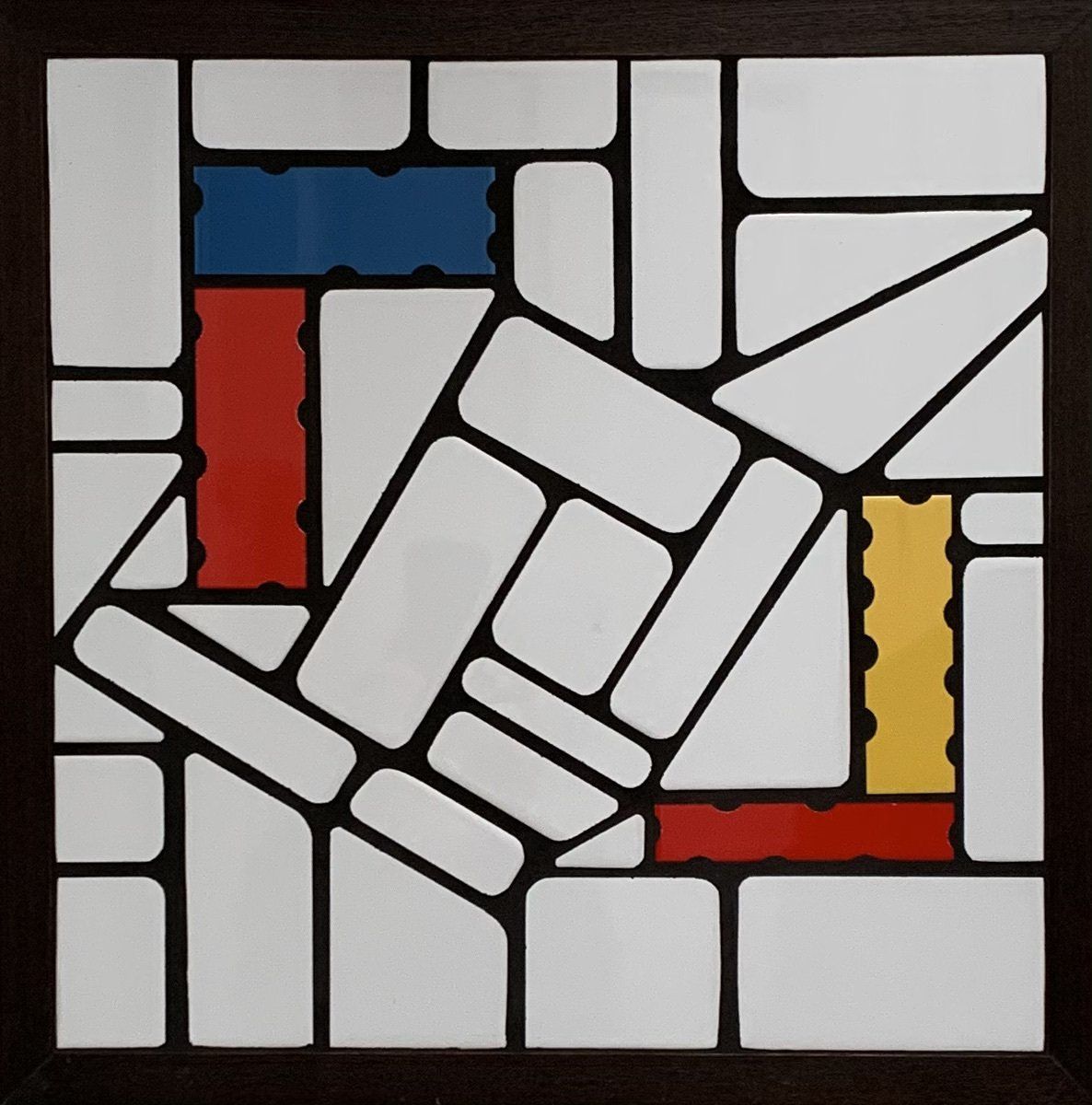 Abstracte geometrische puzzel met witte, blauwe, rode en gele rechthoekige tegels.