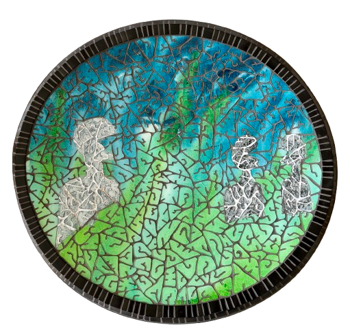 Rond mozaïek met een blauwe lucht, groene heuvels en drie witte boomachtige figuren op een zwarte rand.