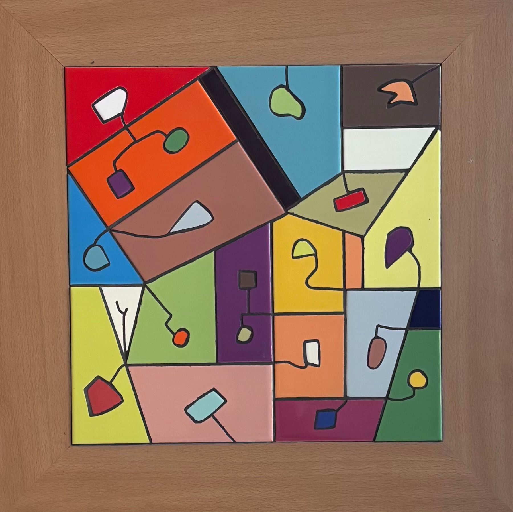 Abstracte geometrische schildering met kleurrijke hoekige vormen en kleine objectachtige figuren op een bruine achtergrond.