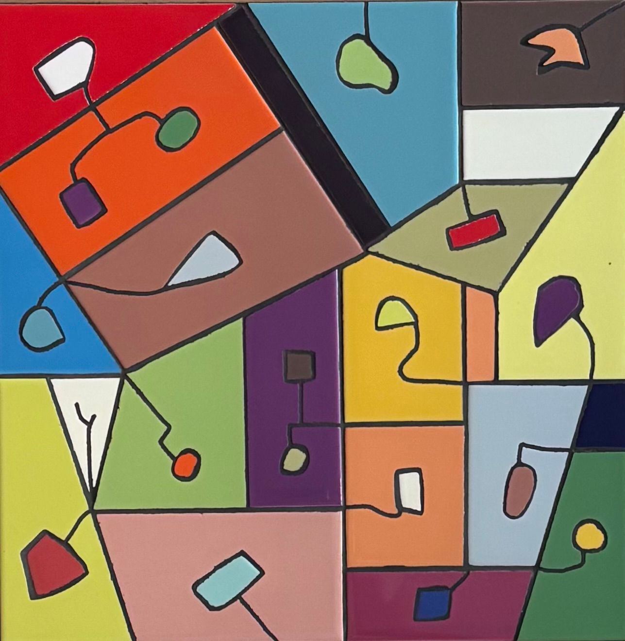 Abstracte, kleurrijke geometrische vormen in glas-in-loodstijl in rood, blauw, geel, groen en paars.