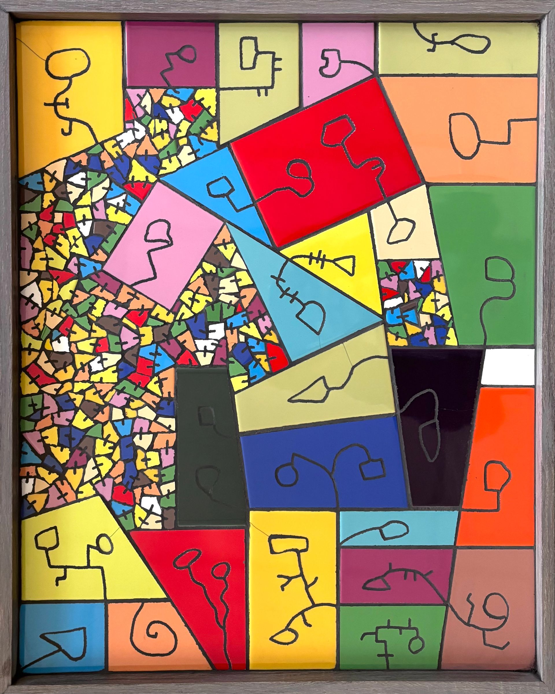 Kleurrijke abstracte puzzelkunst met in elkaar grijpende blokken en een centrale zwarte rechthoek.