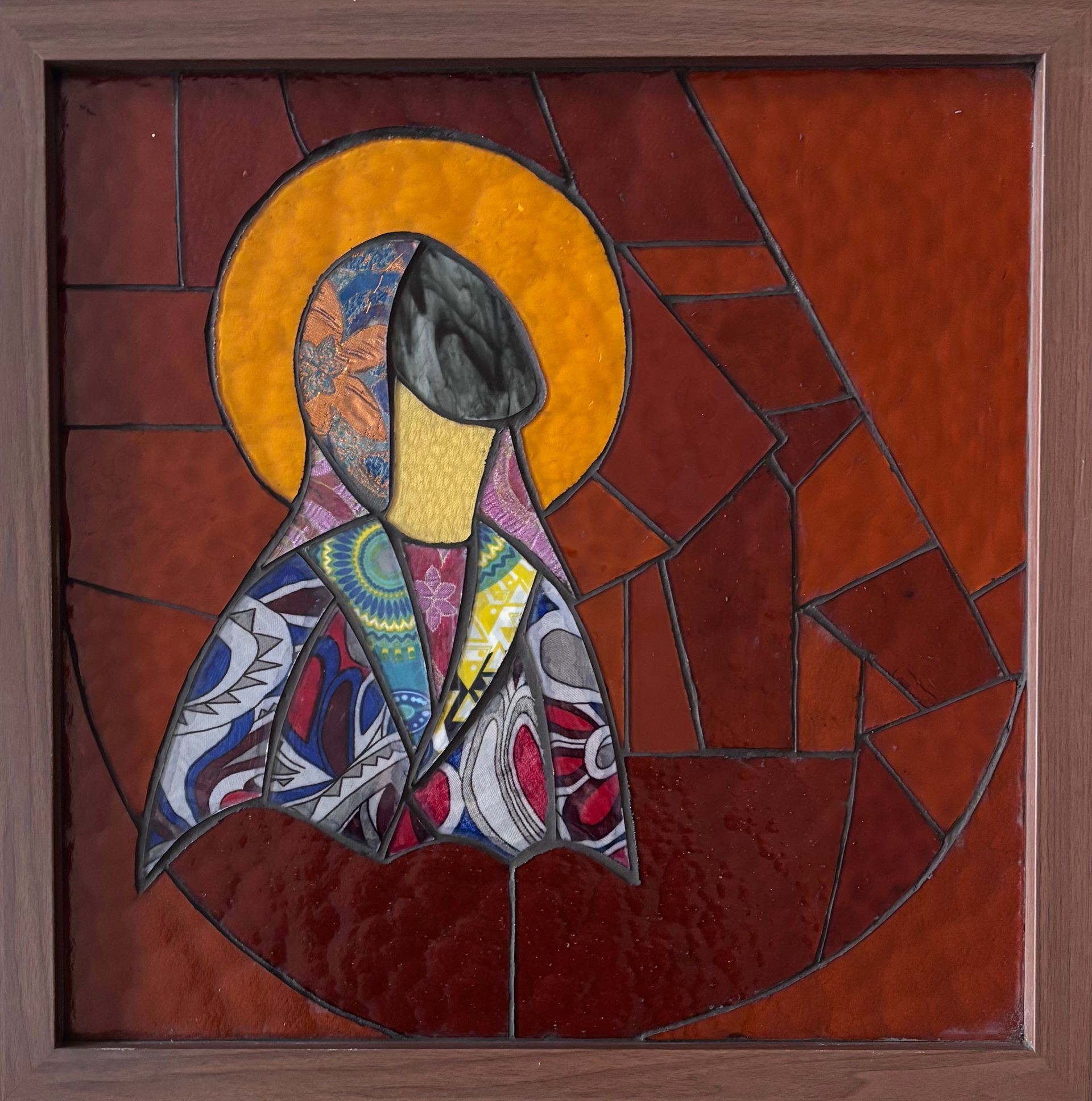 Abstract portret van een maria-figuur met een gele aureool.