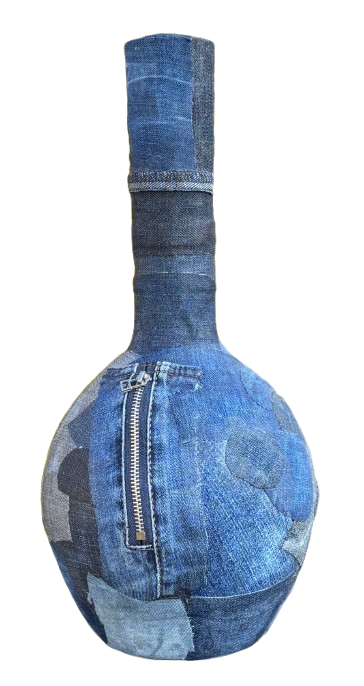 Decoratieve vaas in flesvorm van blauwe denim met een smalle hals en gestikte naden.
