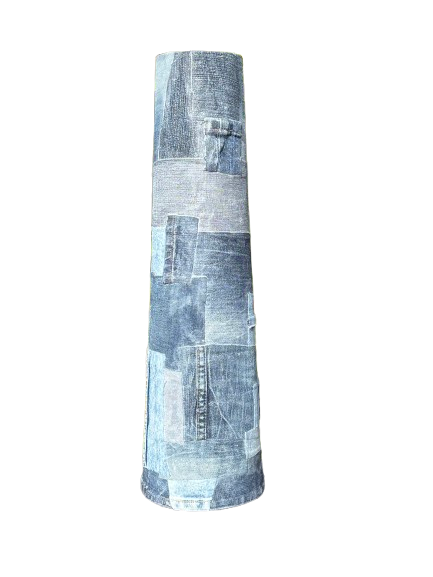 Cilindrische vaas van blauw patchwork denim op een witte achtergrond