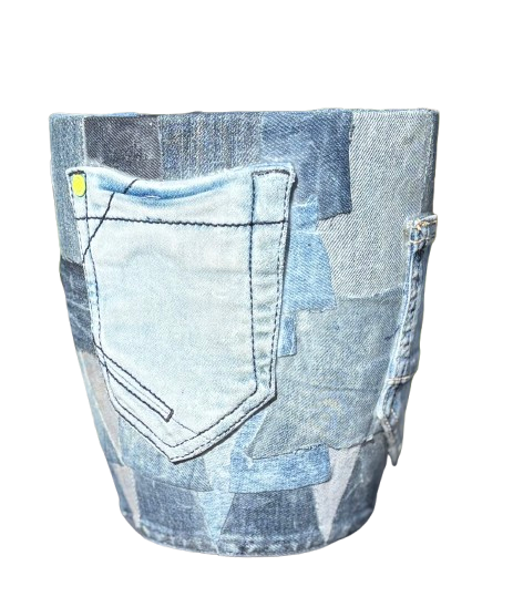 Lichtblauwe denim bucket bag met een voorvak en patchwork details.