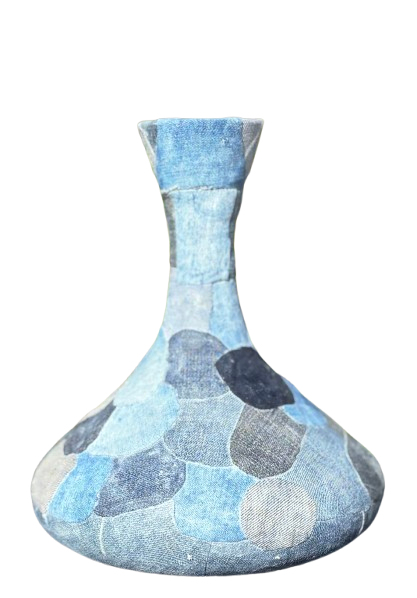 Decoratieve vaas in blauwe mozaïekstijl met een smalle hals en ronde voet.