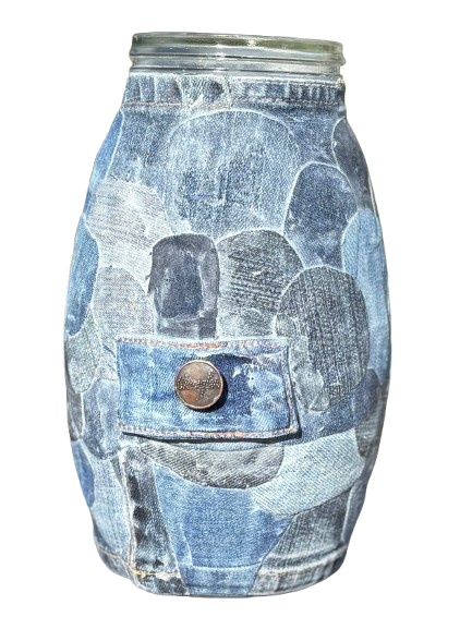 Blauwe, met denim beklede weckpot met een klein voorvakje en knoopsluiting.