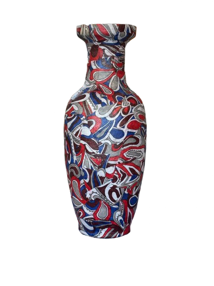 Kleurrijke abstracte keramische vaas met rode, blauwe en witte patronen op een witte achtergrond.