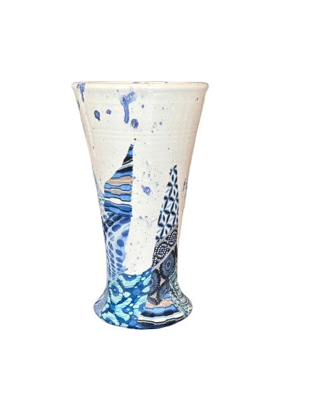 Hoge witte keramische vaas met blauwe abstracte patronen en spetters.