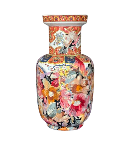 Kleurrijke porseleinen vaas met bloemenmotief, een smalle hals en een gedecoreerde rand.