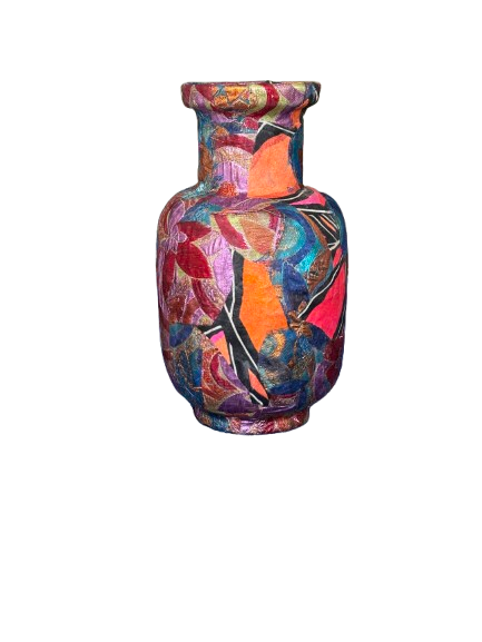 Kleurrijke abstracte glazen vaas met een smalle hals en veelkleurige mozaïekachtige patronen.