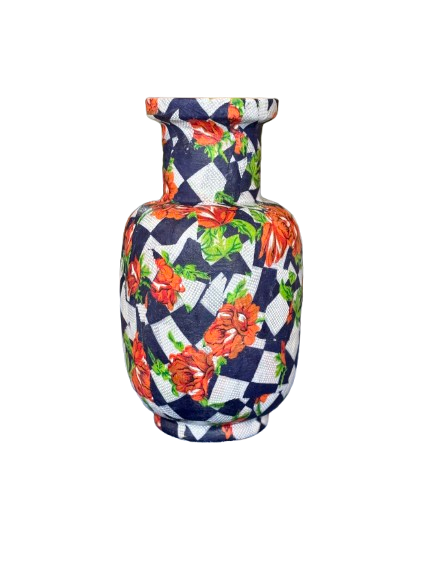 Kleurrijke vaas met bloemenpatroon en geometrische accenten in marineblauw, rood, groen en wit.