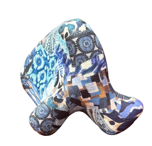 Abstracte, veelkleurige textielsculptuur met geometrische patronen in blauw, beige en zwart.