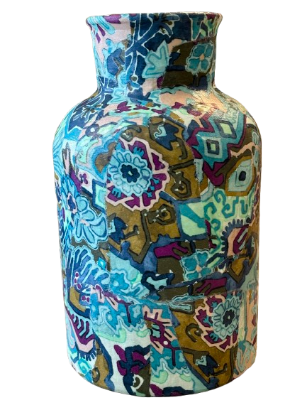 Kleurrijke keramische vaas met patroon van blauwe, turquoise, paarse en gouden bloemmotieven.
