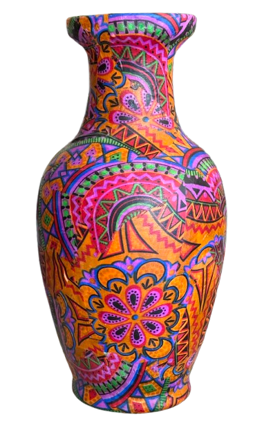 Kleurrijke, handbeschilderde keramische vaas met ingewikkelde bloemen- en geometrische patronen.