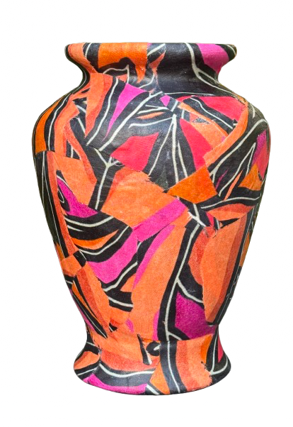Abstracte vaas met een patroon in oranje, roze, zwart en grijs, met een uitlopende rand en een smalle voet.