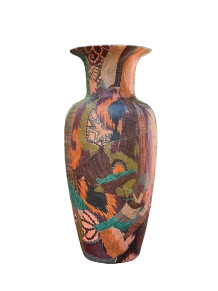 Hoge, veelkleurige decoratieve vaas met abstracte mozaïekpatronen op een witte achtergrond.