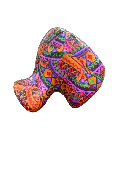 Kleurrijk, abstract sculpturaal object met levendige roze, oranje, paarse en groene geometrische patronen.