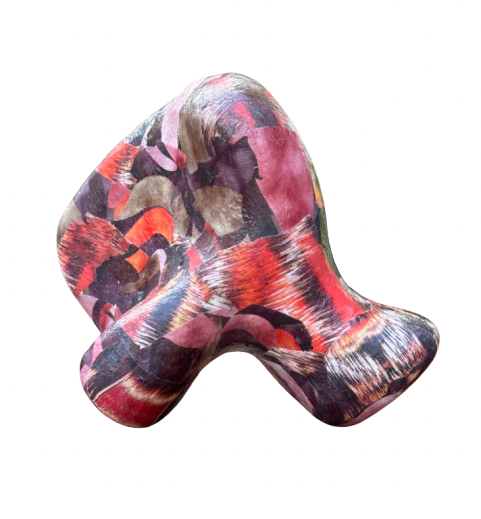 Abstract, rood, roze en zwart patroonvormig sculpturaal object met een vloeiende, gebogen vorm.