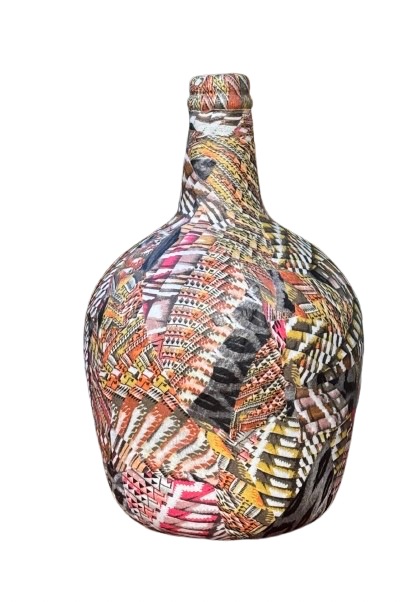 Abstracte, veelkleurige, flesvormige vaas met patroon op een witte achtergrond.
