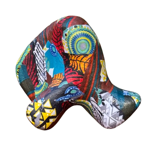 Kleurrijke abstracte 3D-vorm met rode, blauwe, gele en zwarte geometrische patronen op een witte achtergrond.