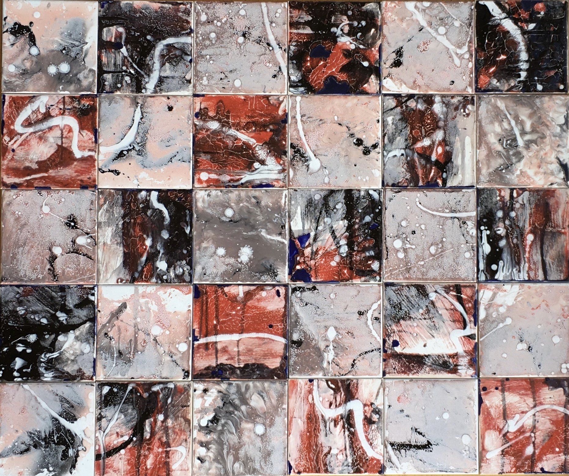 Abstracte mozaïek van rode, zwarte, witte en grijze, gebarsten marmerachtige tegels.