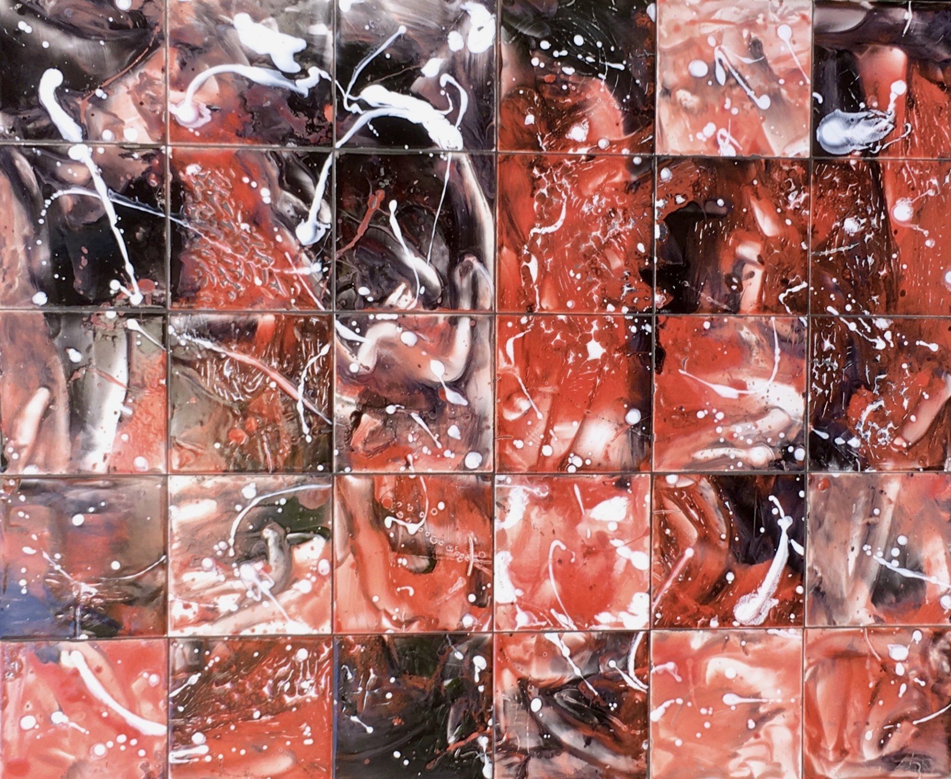 Abstracte collage van rode, zwarte en witte, gestructureerde fragmenten, gerangschikt in een raster.