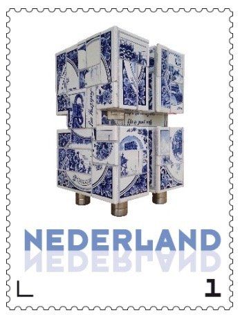 Nederlandse postzegel met een blauw-wit betegeld gebouw en het woord 