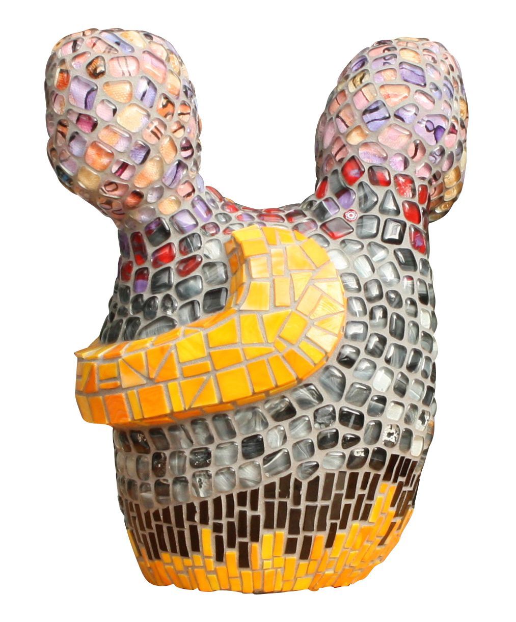 Mozaïek keramische sculptuur met twee afgeronde bovenvormen en oranje, grijze en rode tegelpatronen.