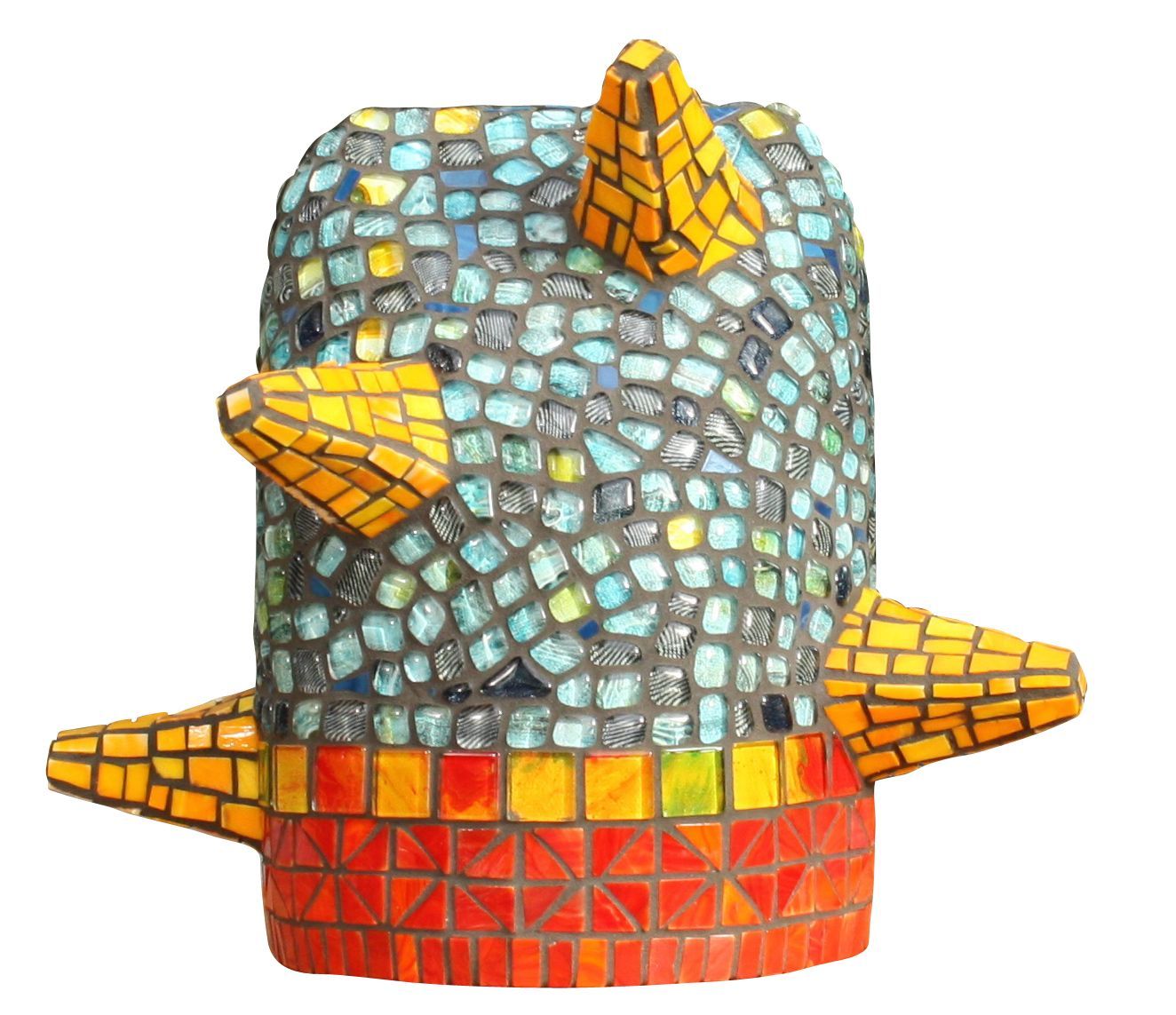 Blauwe mozaïeksculptuur met oranje stekels en een rode basis.