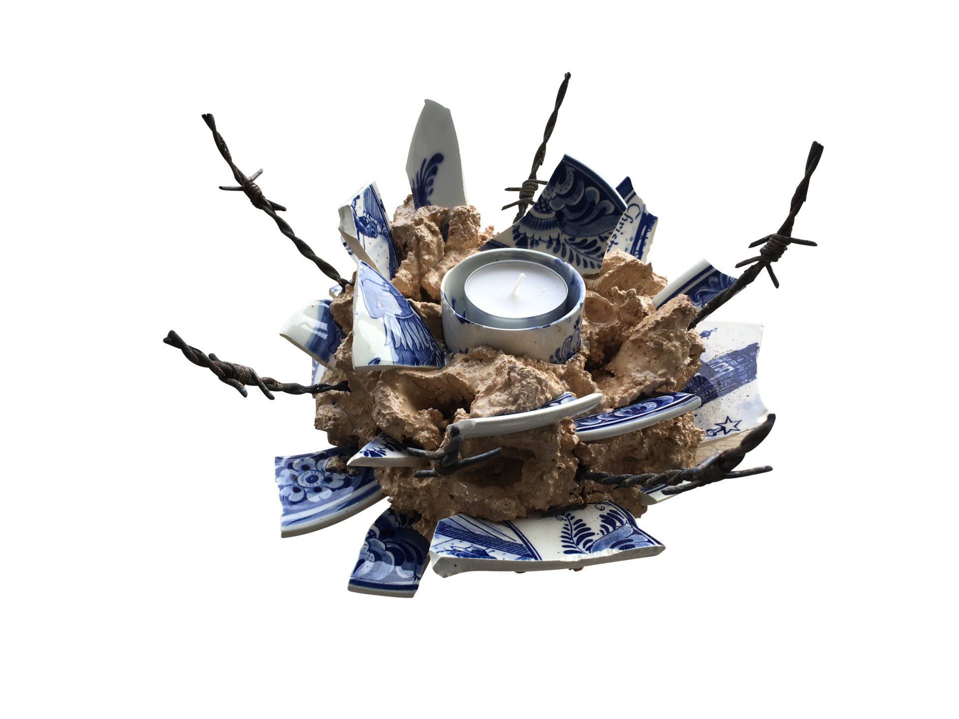 Ingepakte blauw-witte geschenkmand met kaars en takjes, op een witte achtergrond.