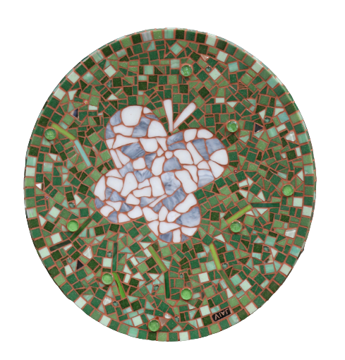 Rond mozaïek met een groen en rood patroon rondom een ​​wit, bloemachtig centrum.