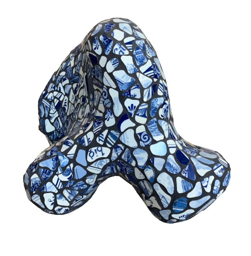 Abstracte sculptuur met blauw en zwart mozaïekpatroon en drie afgeronde, uitstekende vormen.