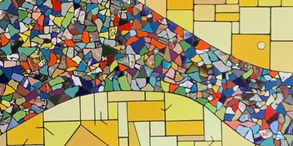 Abstracte mozaïek van kleurrijke tegels met een brede gele band in het midden.