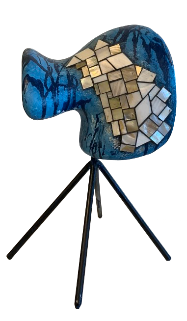Decoratief beeldhouwwerk in blauw en goud mozaïek op een zwart statief.